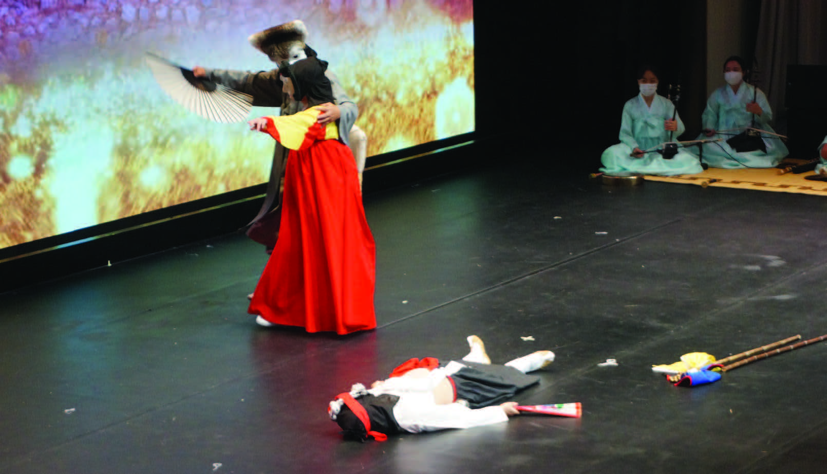 (2021가을겨울_파탄-4_사진8)죽은 미얄을 두고 퇴장하는 봉산탈춤의 영감과 용산삼개들머리집