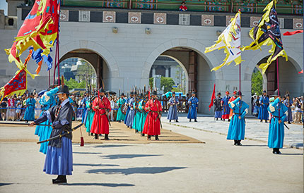 8. The royal palace guards are reassigned into the designated formation.