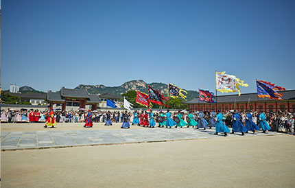 9. The royal palace guards are walk toward Gwanghwamun Gate to take over.