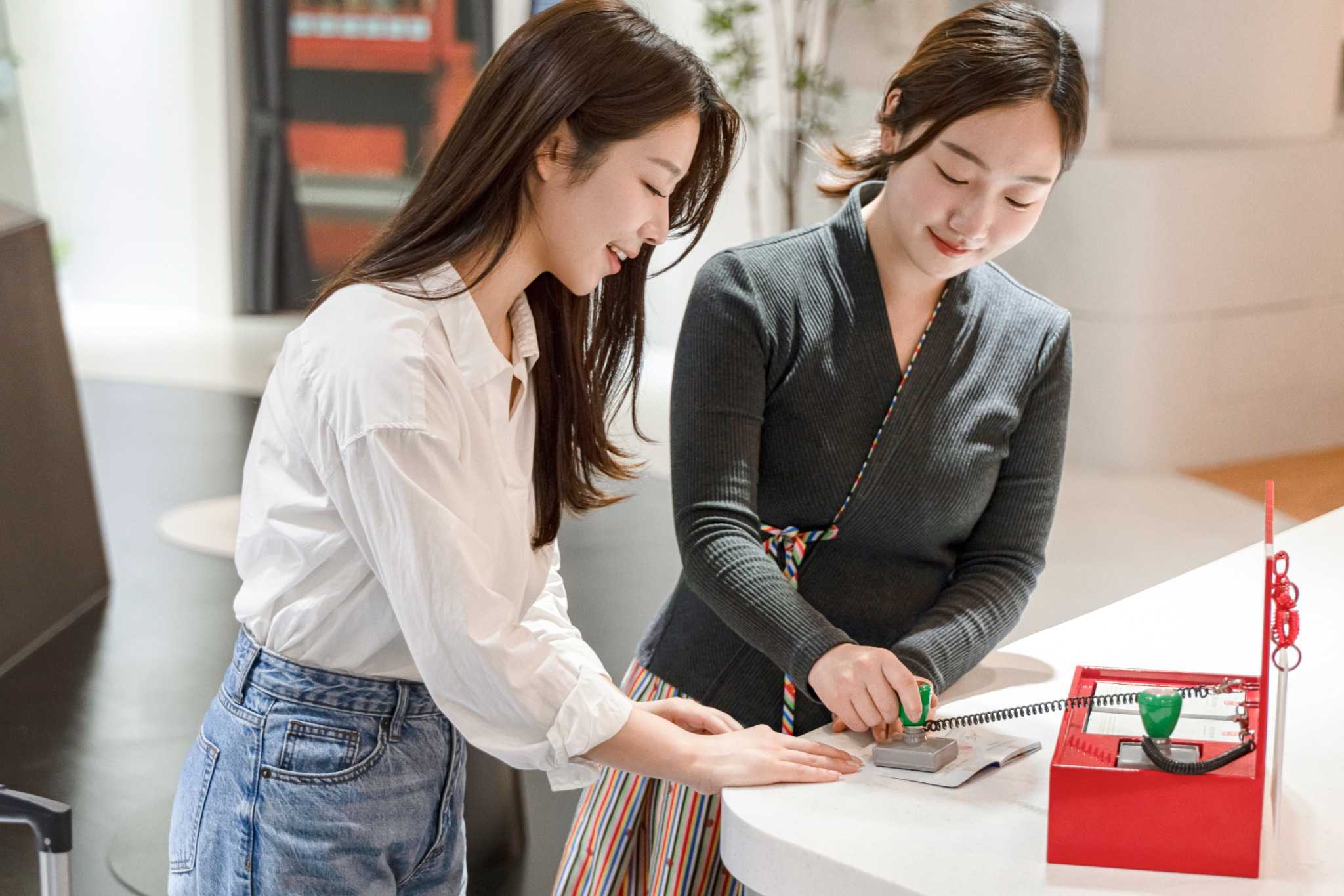 인포메이션 & 방문자 여권 테이블1